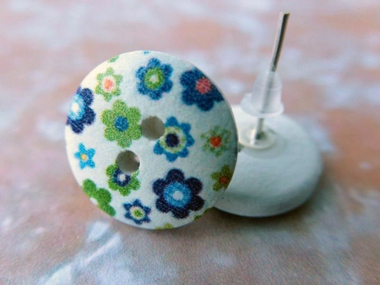 Preview: olzknopf Ohrstecker Blumen Blüte Button 60s 60er